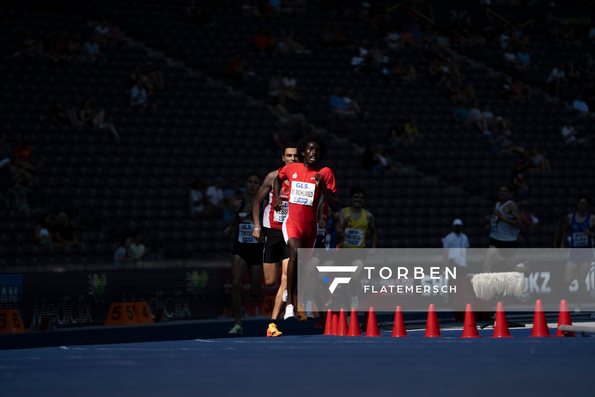 Mohamed Mohumed (LG Olympia Dortmund) vor Christoph Kessler (LG Region Karlsruhe) ueber 1500m waehrend der deutschen Leichtathletik-Meisterschaften im Olympiastadion am 26.06.2022 in Berlin